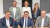 Unterzeichnung des Kooperationsvertrages: (h.v.l.): Simon Veit, Anna-Lena Zilch und Biljana Milenkovic (KWM); vorne die Geschäftsführer Stephan Greb und Alexander Zugsbradl (beide Hescuro-Klinik) sowie Volker Sauer (KWM).