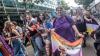 Trotz dunkler Regenwolken am Himmel konnte der CSD trocken und friedlich vonstatten gehen.