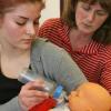 Jugendliche beim Babysitterkurs