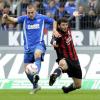 Der Karlsruher Timo Staffeldt (l) behält gegen den Ingolstädter Markus Karl im Kampf um den Ball die Oberhand.