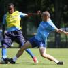 links Godfried Aduobe (Karlsruher SC) gegen Timo Staffeldt (r.)