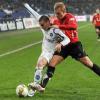 Der Hannoveraner Mike Hanke (r.) spielt gegen Karlsruhes Timo Staffeldt (l.).