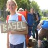 Megan und ihr Team an der Autobahnauffahrt - erst einmal soll es nach Basel gehen.