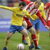 Fortunas Sascha Rösler (h) und Karlsruhes Gaetan Krebs (v) kämpfen um den Ball. (Archiv)