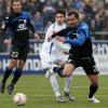 Gledson Da Silva von Frankfurt (r) wird von Lukas Rupp vom Karlsruher SC gefoult.