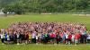Die teilnehmenden Schülerinnen und Schüler mit ihren Lehrkräften beim Sportabzeichentag.