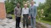 Mit 95 Jahren feierte Walter Weinig einen besonderen Geburtstag. Kaplan Bill-Augustin Mikambu (links) und Bürgermeister Michael Ziegler (rechts) gratulierten.
