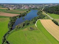 Der Rothsee von oben. Dort raste ein Mann auf der Flucht vor der Polizei in Richtung Bieselbach davon.