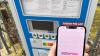 In Lindau haben Kriminelle Sticker mit gefälschten QR-Codes an Parkscheinautomaten angebracht.