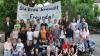 BN-Kreisvorsitzender Anton Reinhardt und BN-Ortsvorsitzender Günter Lutz (von li.) mit einer Schülergruppe des Meranier-Gymnasiums sowie Studienrätin Mandy Pülz (re. neben dem Banner), Studienrätin Corinna Bogdahn (vorne, re.) und Schulleiter Thomas Carl (hinten, re.).