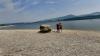 Weit unter Normalpegel, der Rottachsee im Juni 2025. Normalerweise schaut von diesem großen Stein am Ufer bei Moosbach nur die Spitze aus dem Wasser.