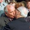 Der traditionelle Bruderkuss zwischen Michail Gorbatschow und Erich Honecker im Jahr 1989.