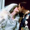 Der Hochzeitskuss von Charles und Diana auf dem Balkon des Buckingham Palastes in London. Tag des Kusses - zum Artikel