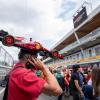 Formel 1: Ein Fan trägt einen kleinen Ferrari als Hut am Tag der offenen Tür beim Großen Preis von Kanada in Montreal.