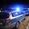 Polizeifahrzeuge stehen in Lörrach an einem Sammelplatz.