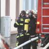 Feuerwehrleute bereiten sich vor dem Elisabethenkrankenhauses in Lörrach auf ihren Einsatz vor.