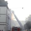 Feuerwehrleute löschen Teile eines Gebäudes des Elisabethenkrankenhauses in Lörrach.