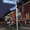 Feuerwehr- und Polizeifahrzeuge stehen einer Straße in Lörrach. Vier Tote und mindestens ein Schwerverletzter - das ist die Bilanz einer Explosion in Lörrach und eines anschließenden Amoklaufs einer Frau.