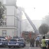 Feuerwehrleute löschen Teile eines Gebäudes des Elisabethenkrankenhauses in Lörrach.