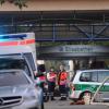 Feuerwehr- und Polizeifahrzeuge stehen vor dem Elisabethen-Krankenhaus in Lörrach.