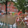 Durch den ergiebigen Dauerregen in den letzten Tagen ist der kleine Fluss Kabelske im Ortsteil Gröbers der Gemeinde Kabelsketal zwischen Leipzig und Halle über die Ufer getreten und hat am Dienstag (28.09.2010) die Straßen und auch den Kindergarten des Ortes überschwemmt.