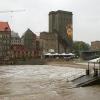 Blick über die bereits überschwemmte Landzunge am Ufer der Neiße im sächsischen Görlitz zur Dreiradenmühle im polnischen Zgorzelec.Auf Grund des Dauerregens ist der Pegel der Neiße am Montag auf 3,55 Meter angestiegen. Erst im August diesen Jahres mußten an gleicher Stelle hunderte Bewohner auf Grund einer Flutkatastrophe evakuiert werden. Am Mittag wurde in Zittau bereits die Alarmstufe 2 ausgelöst. Das Landratsamt des Kreises Görlitz rechnet in den kommenden Stunden mit dem Erreichen der Alarmstufe 4.