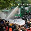 Einsatz eines Wasserwerfers bei einer Stuttgart 21 Demonstration im September 2010.