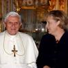 Kanzlerin Angela Merkel hat eine Klarstellung des Papstes zur Holocaust-Leugnung gefordert: Der Vatikan hält das für unnötig.