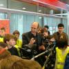 Bürgermeister Stapf und die Schüler der Realschule Rüppurr bei der Preisverleihung im Foyer der Schule