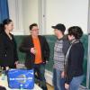 ka-news-Redaktionsleiter Felix Neubüser (2.v.l.) im Gespräch mit Studenten von der Merkur Akademie.