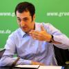 CEM ÖZDEMIR: Der Grünen-Politiker legte 2002 sein Amt als innenpolitischer Sprecher der Grünen-Fraktion nieder, nachdem ein Billigkredit des PR-Beraters Moritz Hunzinger sowie privat genutzte Bonusmeilen für Empörung gesorgt hatten. 2008 wurde er Vorsitzender der Partei - gemeinsam mit Claudia Roth.
