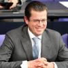 Es darf also zu Recht über ein Comeback des zurückgetretenen Verteidigungsministers spekuliert werden. Vielleicht sitzt Karl-Theodor zu Guttenberg in wenigen Jahren wieder lachend im Bundestag.