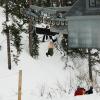 Mann hängt nackt vom Skilift
