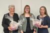 Ehrungen beim St. Lioba-Verein Bischofsheim: Ute Pörtner, Erzieherin im Kindergarten (rechts), und Ingrid Fries, Kinderpflegerin in der Kinderkrippe (links), wurden für 35 Jahre Betriebszugehörigkeit geehrt. Die scheidende Vorsitzende Anja Nägler (Mitte) erhielt die silberne Ehrenamtsnadel.