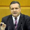 Stefan Mappus - Ministerpräsident Mappus (CDU) zeigt sich im Streit um Stuttgart 21 als Hardliner. Mit Aussagen, er werde den »Fehdehandschuh« aufnehmen und unter den Protestierenden seien auch »Berufsdemonstranten«, machte der Pforzheimer sich bei weiten Teilen der Bevölkerung unbeliebt. Nach dem umstrittenen Polizeieinsatz im Stuttgarter Schlossgarten für die Baumrodung hat er endgültig den Ruf eines »Rambos« weg. In seiner Regierungserklärung am vergangenen Mittwoch plädierte der 44 Jahre alte Ökonom und Vater von zwei Jungen erneut für das »Generationen- und Jahrhundertprojekt«. Mit dem werde das Land weiter prosperieren.