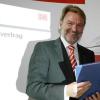Volker Kefer - Der promovierte Elektrotechniker und Maschinenbauer Kefer (54) ist nach einer Karriere bei Siemens seit Mai 2006 bei der Deutschen Bahn tätig. Zunächst war er Vorstandsvorsitzender der DB Netz AG. Seit September vergangenen Jahres ist der smarte Manager Vorstand für Technik, Systemverbund und Dienstleistungen. Im März wurde der Vater von zwei Kindern auch zum Vorstand Infrastruktur bestellt. Kefer ließ bei der Pressekonferenz zur Kostensteigerung für die Schnellbahnstrecke nach Ulm im Juli mit der Bemerkung aufhorchen, mit inflationsbedingten Preissteigerungen sei auch in den nächsten zehn Jahren zu rechnen.