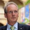 Wolfgang Schuster - Stuttgarts Oberbürgermeister (CDU) verlor in der Auseinandersetzung um Stuttgart 21 bei vielen Bürgern an Ansehen - vor allem, weil er in der Öffentlichkeit wenig präsent ist.
Insbesondere nimmt man dem Juristen übel, dass ein Bürgerentscheid über das Bahnprojekt, für den 2007 mehr als 60000 Stimmen gesammelt wurden, nicht zustande kam. Seine Verdienste liegen in der Integration von Ausländern in die Schwabenmetropole und Bemühungen um den Nachwuchs, mit denen er Stuttgart zur kinderfreundlichsten Großstadt Deutschlands machen will. Beobachter gehen nicht davon aus, dass sich der 61-Jährige 2012 wieder zur Wahl stellt.