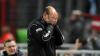 Trainer Edmund Becker mag den Tiefflug seiner Karlsruher kaum mit ansehen.