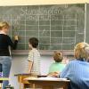 Lehrerin und Schüler: Die Bildungsausgaben in Deutschland haben sich erhöht.