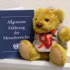 Wichtige Themen des Monats symbolisch vereint: Wahrung der Menschenrechte und Unterstützung für die Aids-Hilfe (hier repräsentiert durch den aktuellen Aids-Teddy)