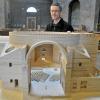 Umstritten: Neuer Kreisrunder Altarraum für St. Stephan - das Foto zeigt das Modell und im Hintergrund Stadtpfarrer Achim Zerrer