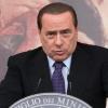 Mit Silvio Berlusconi verliert die europäische Politik einen  zuverlässigen Fettnäpfchen-Begeher. Seine Ausrutscher füllen ganze Seiten, mehr als einmal brachte er nicht nur seine Landsleute zum Schmunzeln - und die Opposition in Rom zur Weißglut. Ein harmloses Beispiel: Beim Nato-Gipfel mit 28 Staats- und Regierungschefs sollte am Ende ein freundliches Familienbild gemacht werden. Wer fehlte auf der Brücke von Kehl? Berlusconi. Ungeniert telefonierte er auf dem Handy und ignorierte die wartenden  Kollegen