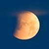 Der Kernschatten der Erde schiebt sich  vor den Vollmond.