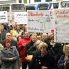 Rund 1.000 Beschäftigte der Telekom demonstrierten vor der Schwarzwaldhalle gegen Standortschließungen.