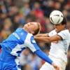 Der Karlsruher Maik Franz (l) in einem Kopfballduell mit dem Hoffenheimer Luiz Gustavo.