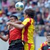 Leverkusens Vidal (l) und der Karlsruher Drpic kämpfen im Luftduell um den Ball.