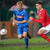 Der Cottbuser Nils Petersen (r) und Hoffenheims Andreas Ibertsberger streben zum Ball.