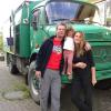 Jürgen, Laila und Petra Rudolph vor ihrem Reisemobil, mit dem sie quer durch Südamerika gereist sind.