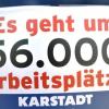 Mit Plakaten an den Eingängen zum Karstadt-Warenhaus werden die Kunden auf die schwierige Situation des Unternehmens aufmerksam gemacht.