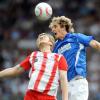 Der Karlsruher Matthias Langkamp (r) gewinnt das Kopfballduell gegen den Düsseldorfer Sascha Rösler.